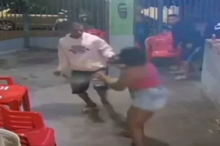 Mulher é atacada com facão dentro de bar no DF; PM prende agressor.Vejavídeo