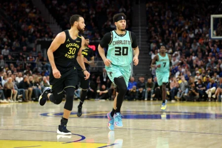 NBA: Stephen Curry retornará aos treinos e deve jogar com irmão; veja NBA: Stephen Curry retornará aos treinos e deve jogar com irmão; veja