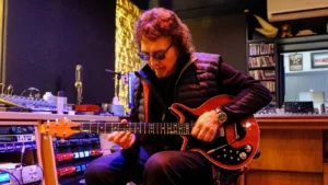 Brian May dá presente incrível a Tony Iommi agora, uma guitarra canhota igual a sua Red Special feita em 2 anos