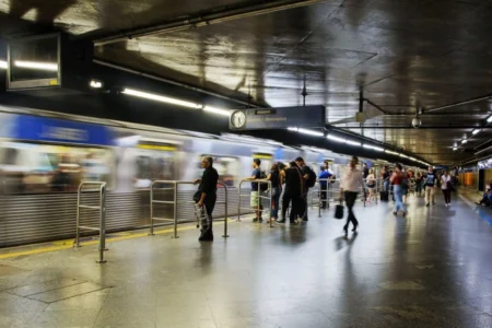 Operação 24 horas: Metrô registra 13,8 mil passageiros na 1ª madrugada