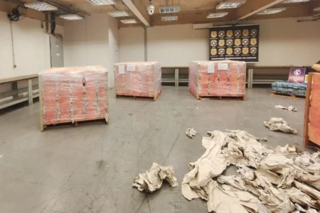 PF e Receita apreendem 1,2 tonelada de cocaína camuflada em aeroporto.Vejavídeo