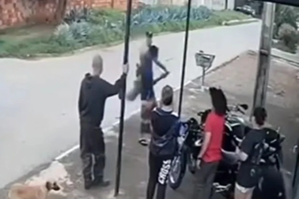Policial militar dá rasteira em suspeito durante abordagem no Entorno.Vejavídeo
