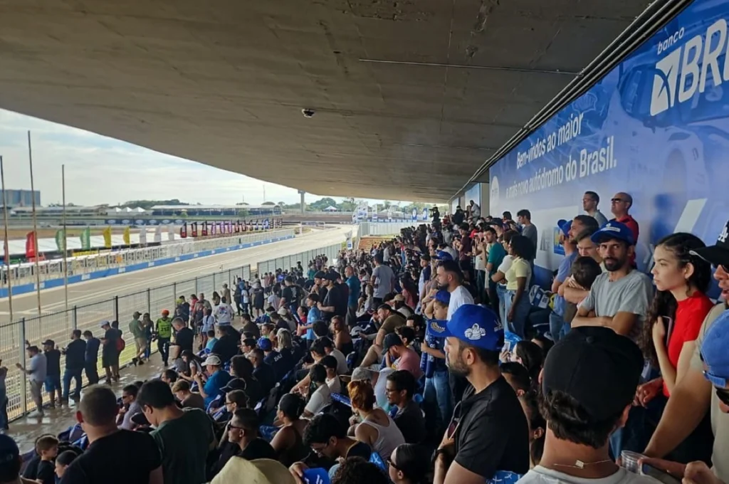 Público vibra com reinauguração do Autódromo Internacional de Brasília.Vejavídeo
