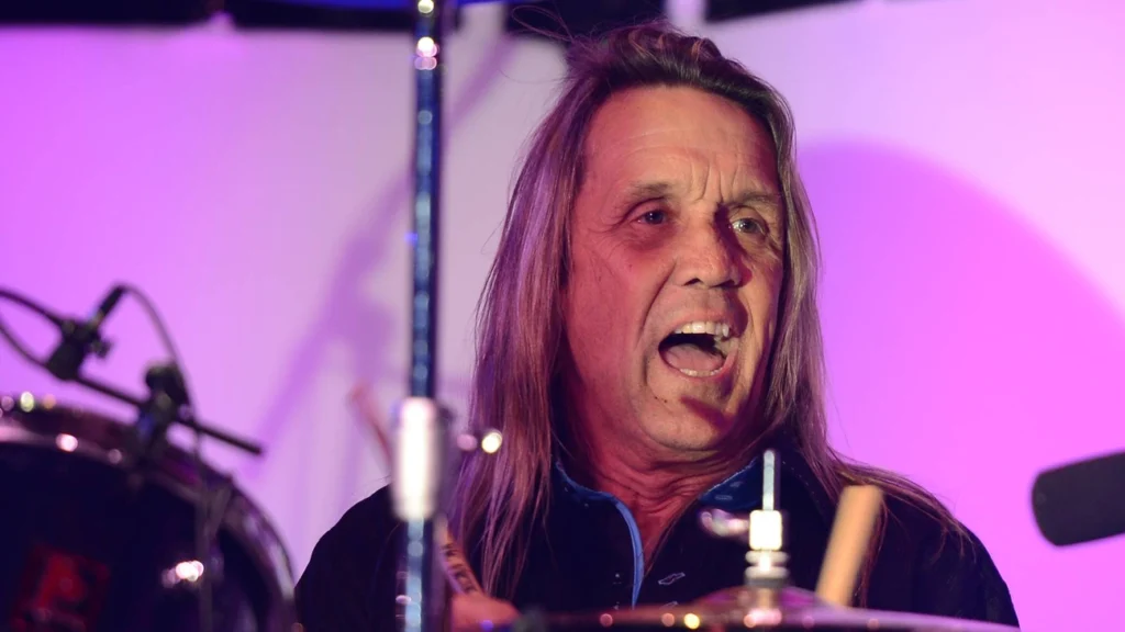 Nicko McBrain: um erro que salvou a carreira no Iron Maiden Nicko McBrain: um erro que salvou a carreira no Iron Maiden