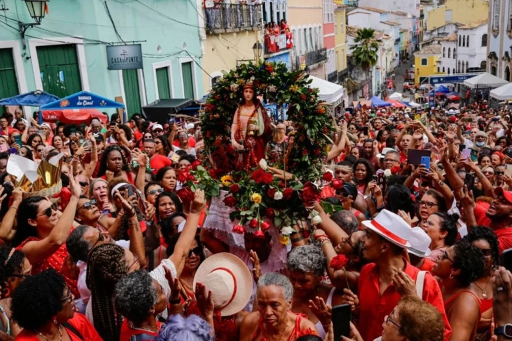 Quinta (4/12) é dia de Santa Bárbara, que morreu decapitada pelo pai