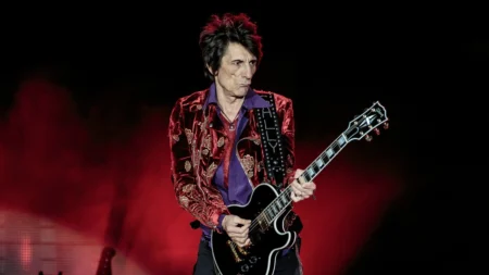 Ronnie Wood celebrou seu 50º aniversário nos Rolling Stones pintando a banda Ronnie Wood celebrou seu 50º aniversário nos Rolling Stones pintando a banda