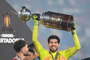 Rossi alcança marca histórica no Flamengo após título da Libertadores