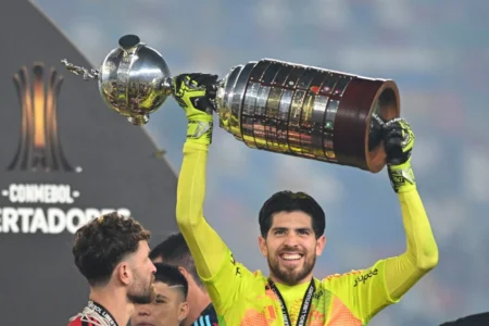 Rossi alcança marca histórica no Flamengo após título da Libertadores Rossi alcança marca histórica no Flamengo após título da Libertadores