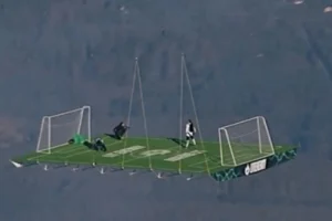 Russo bate recorde ao jogar futebol suspenso por balão de ar quente.Vejavídeo