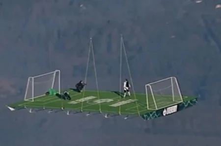Russo bate recorde ao jogar futebol suspenso por balão de ar quente.Vejavídeo