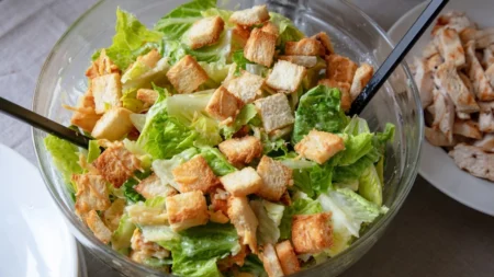 Faça a Salada Caesar Clássica Hoje e Eleve sua Mesa de Ano Novo com Elegância e Sabor
