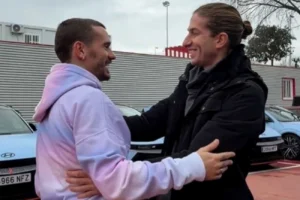 Filipe Luís visita Atlético de Madrid e reencontra Simeone e ex-companheiros agora