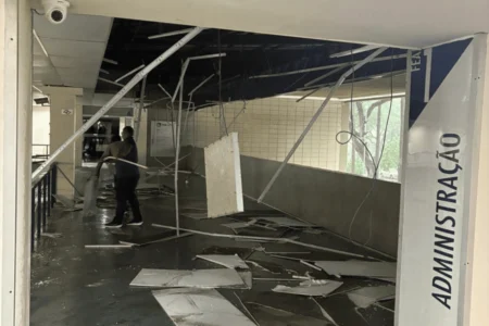 Tetos de faculdades da USP desabam durante tempestade em SP Tetos de faculdades da USP desabam durante tempestade em SP
