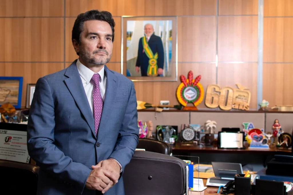 União Brasil expulsa Celso Sabino, ministro de Lula