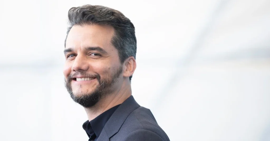 Wagner Moura pede dica a Bruna Marquezine ao ir a desfile da Chanel pela 1ª vez; veja Wagner Moura pede dica a Bruna Marquezine ao ir a desfile da Chanel pela 1ª vez; veja