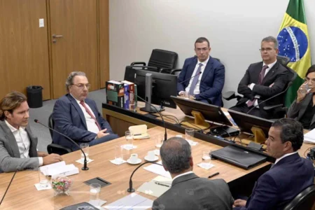 Advogado de Vorcaro recusa senha de celular agora em investigação Advogado de Vorcaro recusa senha de celular agora em investigação