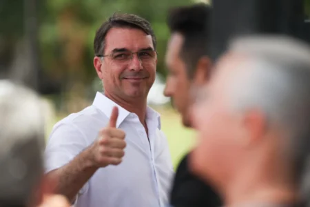Flávio Bolsonaro surge agora: Lula em 4,3 pontos