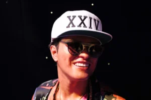 Bruno Mars lança novo álbum hoje, após 8 anos sem disco solo inédito
