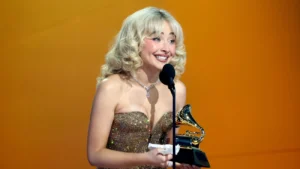 Como assistir agora ao Grammy 2026, noite de estrelas com Sabrina Carpenter