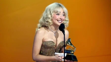 Como assistir agora ao Grammy 2026, noite de estrelas com Sabrina Carpenter