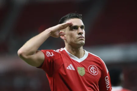 Internacional vence Grêmio na virada e reassume liderança do Gauchão