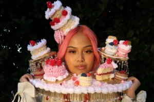 Tatay Katelyn Conquista Web com Crochês Extravagantes Hoje