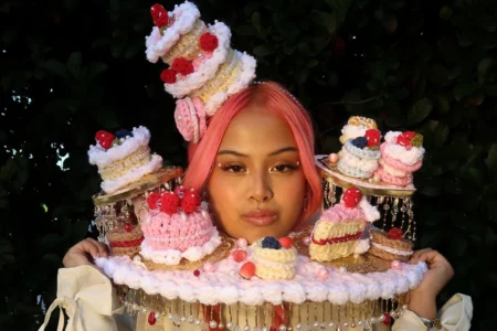 Tatay Katelyn Conquista Web com Crochês Extravagantes Hoje