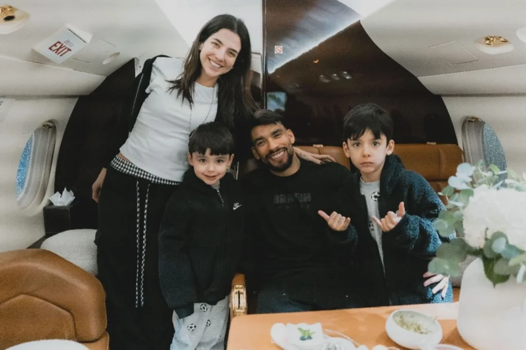 Lucas Paquetá chega hoje ao Rio para assinar com Flamengo no início da noite Lucas Paquetá chega hoje ao Rio para assinar com Flamengo no início da noite