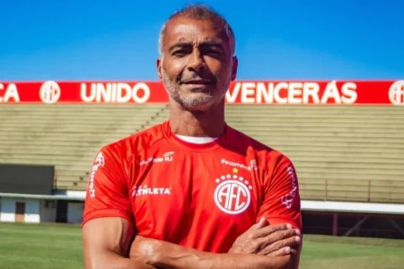 Romário revela o centroavante perfeito para a Seleção agora, descubra quem é o escolhido Romário revela o centroavante perfeito para a Seleção agora, descubra quem é o escolhido