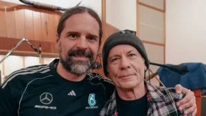 Andreas Kisser juntar-se a Bruce Dickinson no próximo álbum mágico
