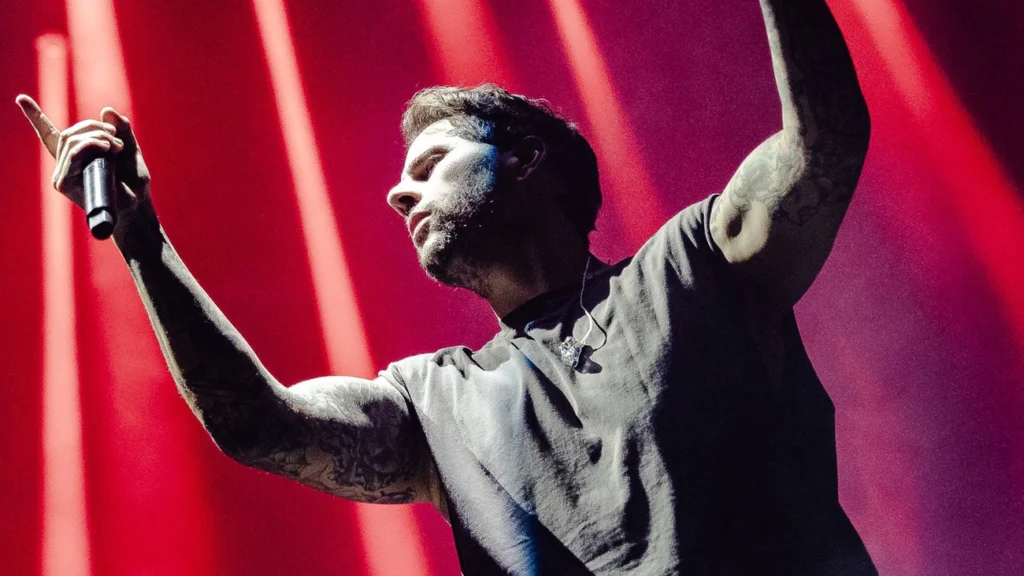 Avenged Sevenfold canta com força apesar dos obstáculos