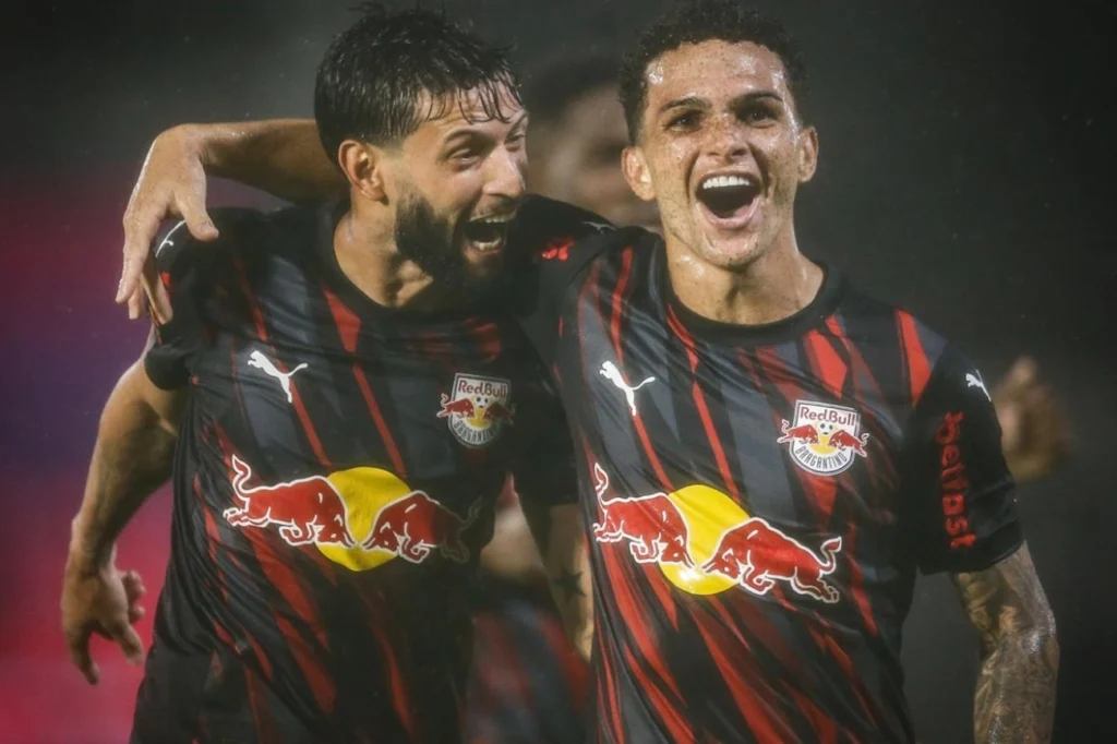 Bragantino lidera o Brasileirão após conquistar sua primeira vitória hoje