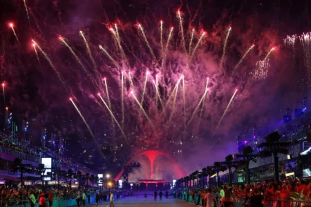 Carnaval 2026 agora último dia de desfiles na Sapucaí