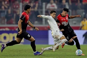 Athletico-PR arrasa em casa e sobe para liderança no Brasileirão
