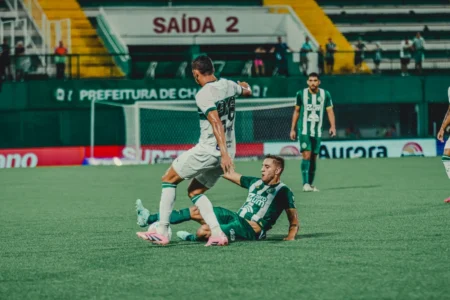 Chapecoense empatia com Coritiba em seis gols emocionantes de Brasileirão