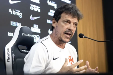 Fernando Diniz rebate críticas após 21ª derrota: Números não definem o Vasco