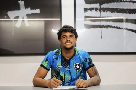 Botafogo contrata jovem goleiro Bruninho em seu primeiro contrato profissional