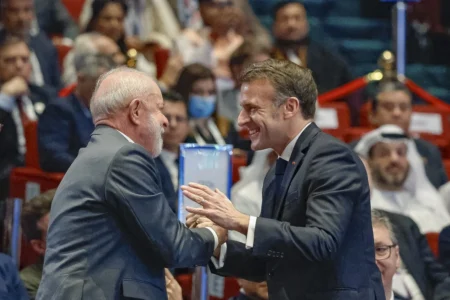 Macron convida Lula para Cúpula do G7 em junho na França hoje Macron convida Lula para Cúpula do G7 em junho na França hoje