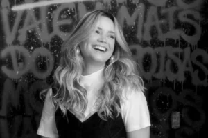 Jornalista Flávia Bacelar morre aos 31 anos após luta contra câncer agressivo