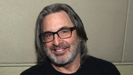 Robert Carradine, ator de Lizzie McGuire e Vingança dos Nerds, morre aos 71 anos após luta corajosa com saúde mental