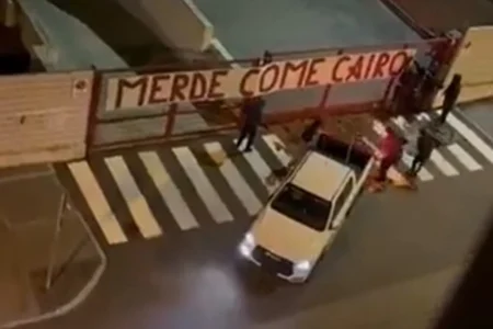 Torcida do Torino deixa fezes em protesto contra crise no campeonato italiano agora Torcida do Torino deixa fezes em protesto contra crise no campeonato italiano agora