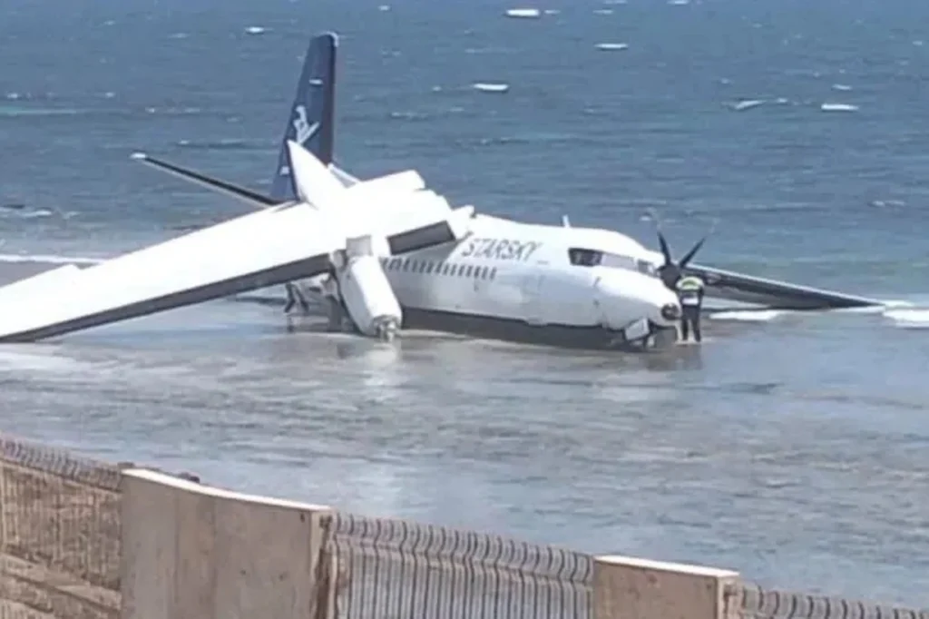 55 Sobreviventes evacuados após pouso forçado do Fokker 50 na Somália 55 Sobreviventes evacuados após pouso forçado do Fokker 50 na Somália