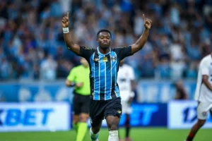 Grêmio vence Vitória 2x0 e conquista 3º triunfo