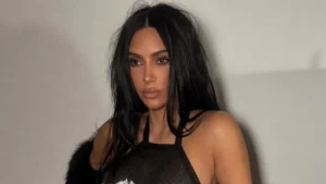 Kim Kardashian leiloa look icônico de John Galliano, valor sobe e inspira solidariedade com moda para causas sociais