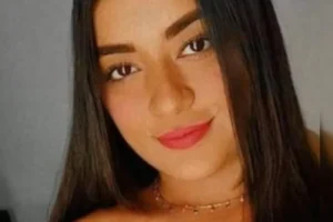 Mulher indiciada por homicídio após amiga ser encontrada morta em piscina agora