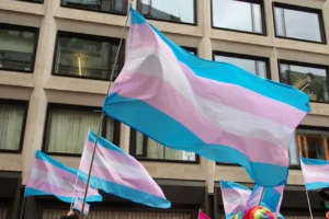 Banco Santander indeniza mulher trans em R$ 1 milhão por usar nome morto