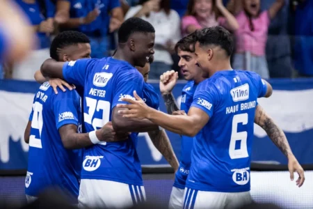 Cruzeiro vira jogo e bate Red Bull Bragantino no Mineirão agora