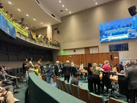 Sessão na CLDF é suspensa por falta de PL do Detran-DF, gerando cenas inusitadas hoje