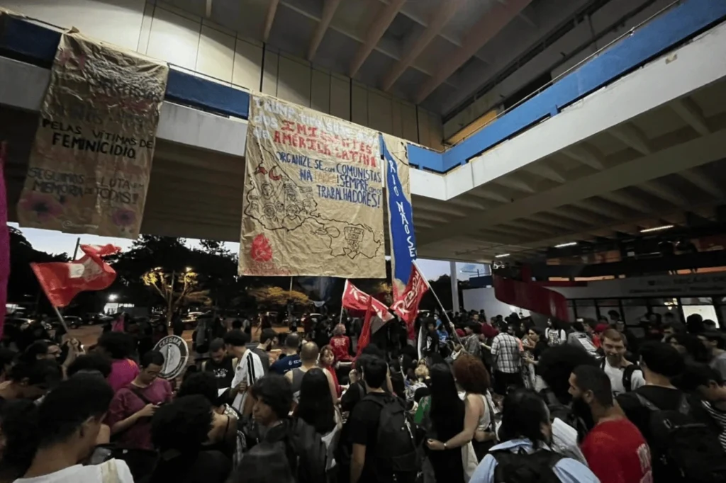 USP mantém aulas e provas mesmo com greve estudantil agora em abril USP mantém aulas e provas mesmo com greve estudantil agora em abril