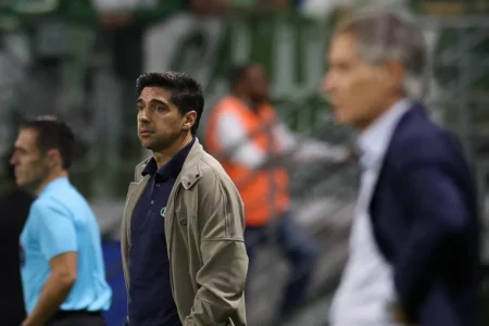 Abel Ferreira defende o Palmeiras e ataca arbitragem após derrota na Libertadores